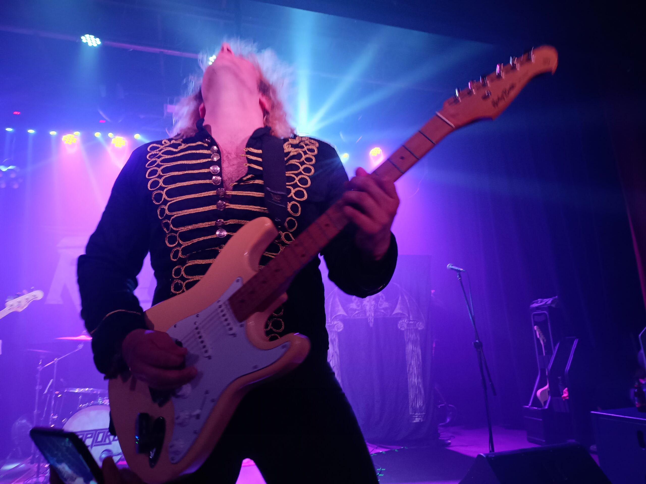 jamie de Raptore tocant la guitarra