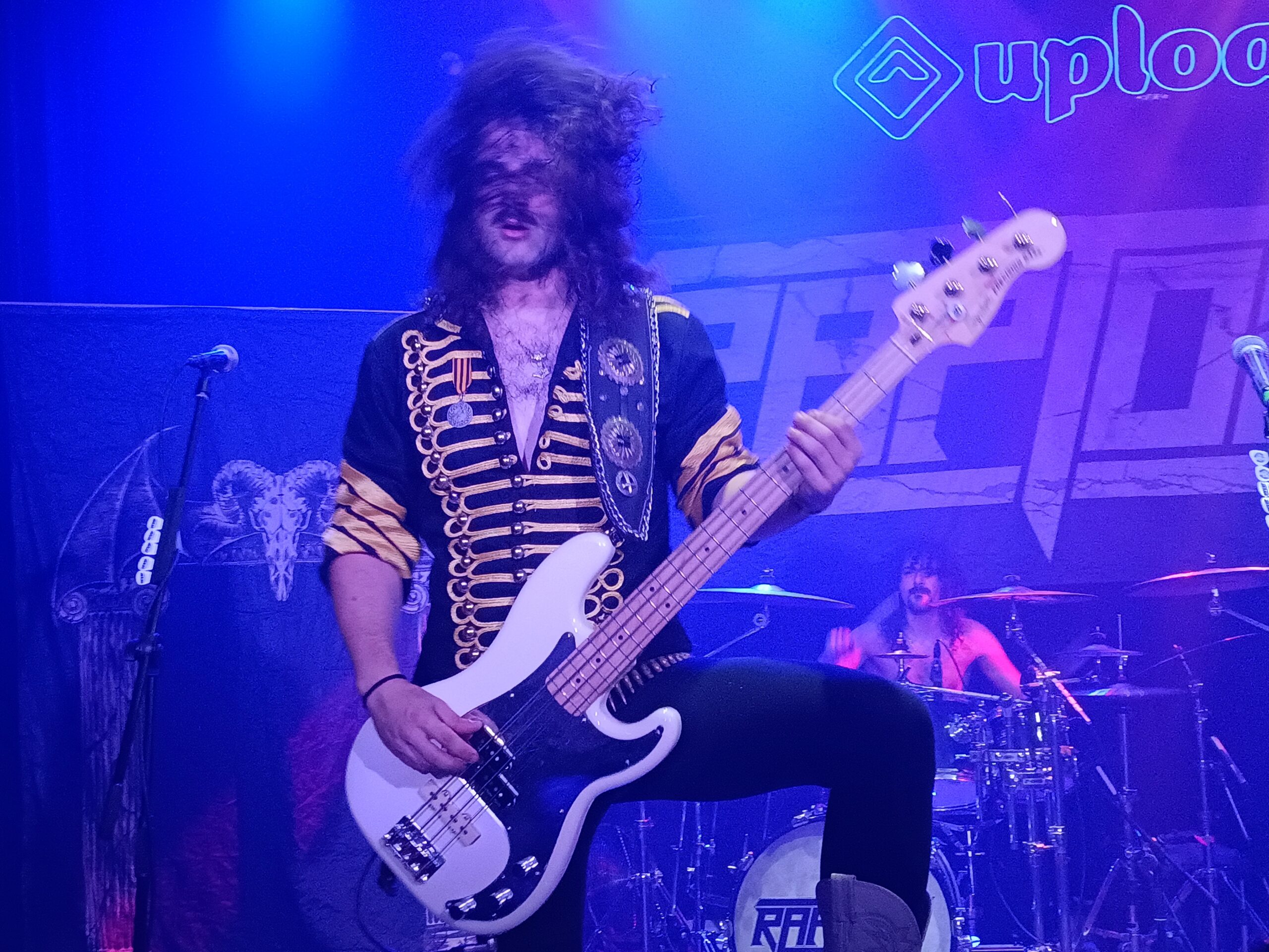 christian blade de Raptore tocant el baix en un concert a la sala Upload.