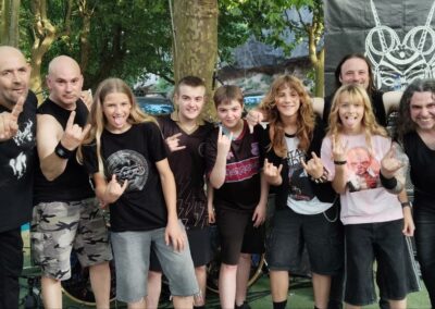 les bandes metal busters i between the frost després dels seus concerts.