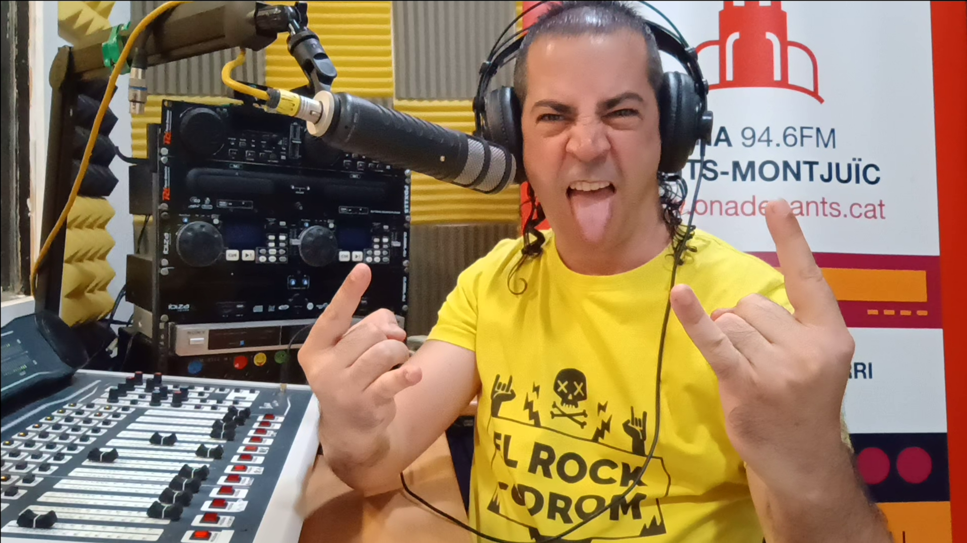 César Rojas presenta un programa de ràdio César Rojas presenta un programa de ràdio