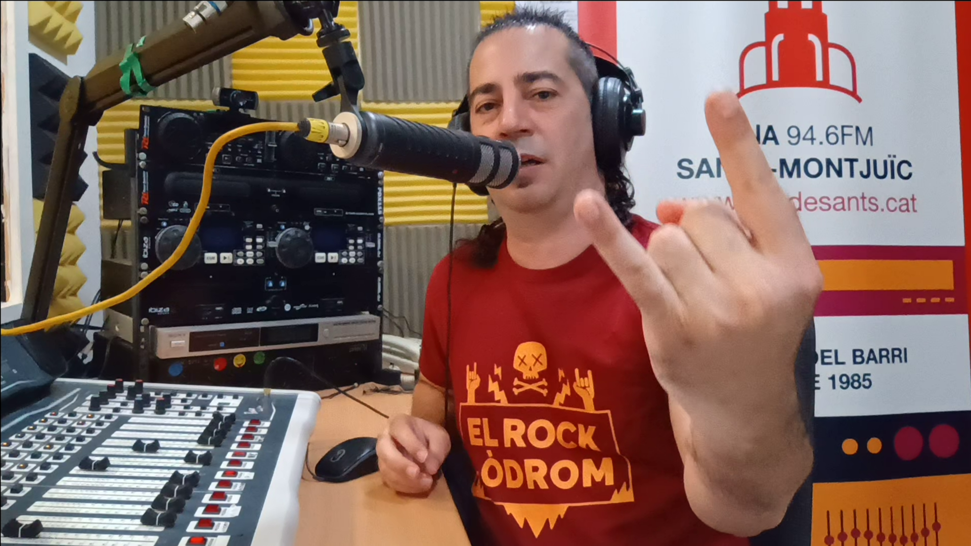 César Rojas a Ona de Sants Montjuïc fent un programa de ràdio César Rojas a Ona de Sants Montjuïc presentant El Rock-Òdrom 342, homenatge a Cronos de Venom